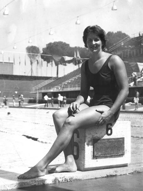 Dawn Fraser nuotatrice australiana protagonista dei Giochi, medaglia d’oro nei 100 sl(Olympia)